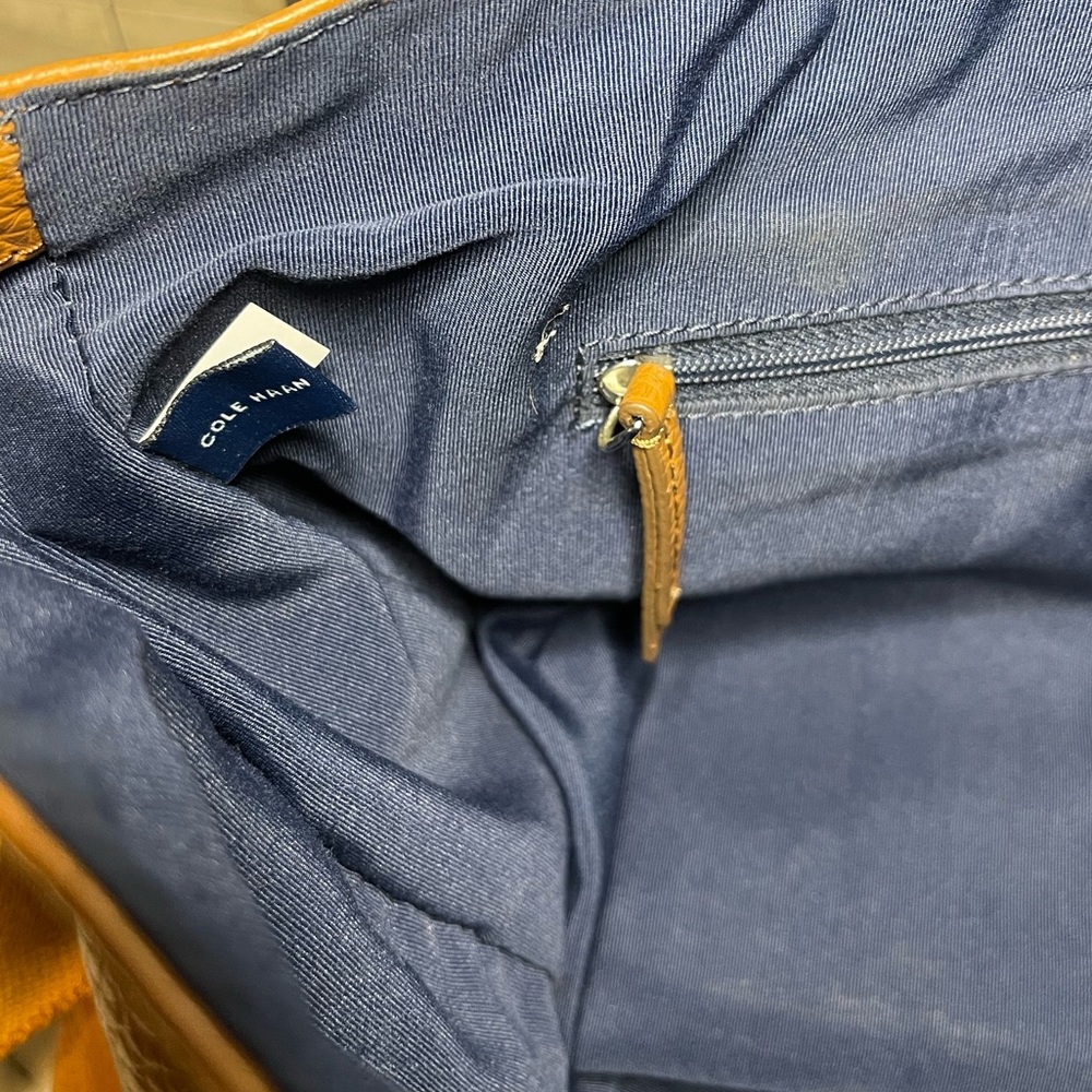 Cole Haan Leather Messenger Bag 9.5/10 NWOT - Picture 3 of 10